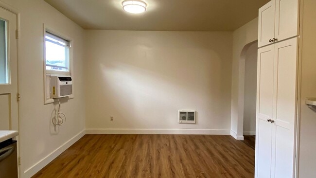 Building Photo - Freshly Updated Duplex Unit