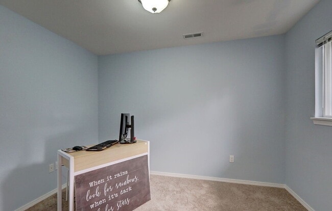 Building Photo - Comfortable 3BR/2BA Home in Kent – Fenced Backyard & Deck