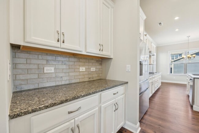 Building Photo - Nice 4 bedroom home with fenced yard