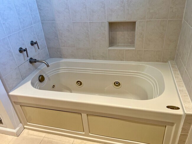 Building Photo - Sparkling 2 Bedroom 1.5 Bath - Nicely upda...
