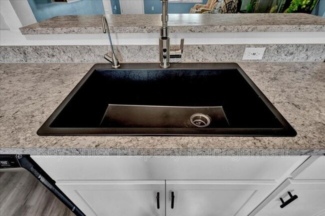 Building Photo - 551 SE 4th St