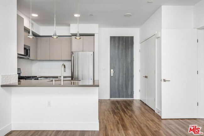 Building Photo - 453 S Kenmore Ave