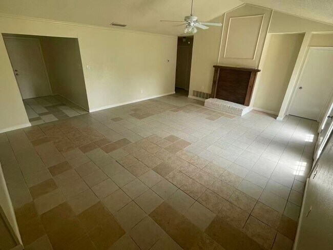 Building Photo - Beautiful 4 Bedroom 2 Bathroom in Plano!