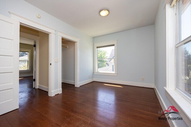 Building Photo - 4523 NE 6th Ave