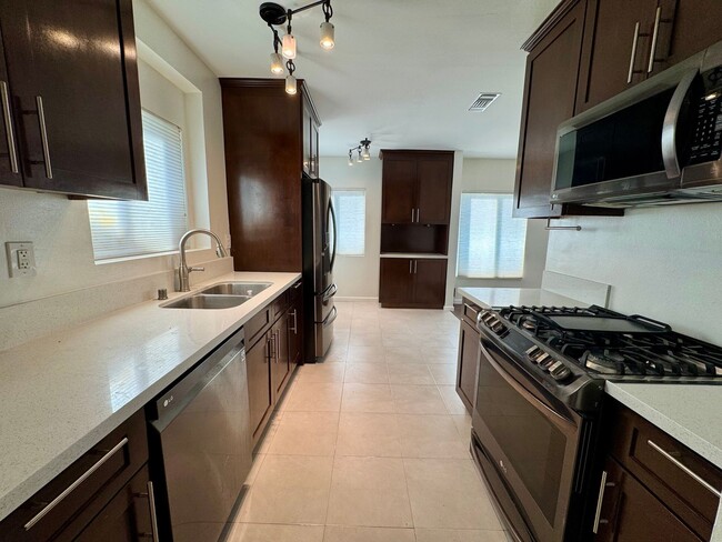 Building Photo - Stunning 3-bedroom, 2-bathroom home in Leimert Park area