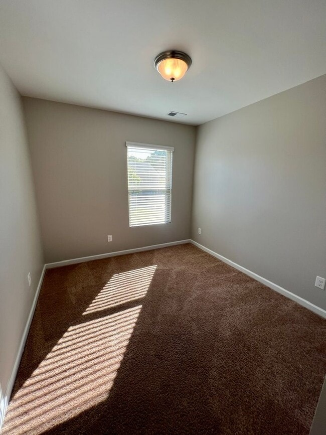 Building Photo - Upscale 3BR 2.5BA Townhome in Blackman!