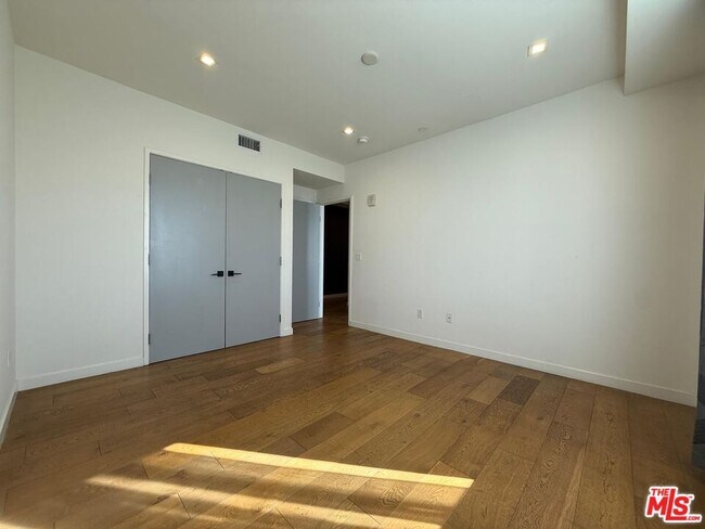 Building Photo - 532 W Elk Ave