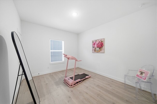 Building Photo - 1352 W 24th St