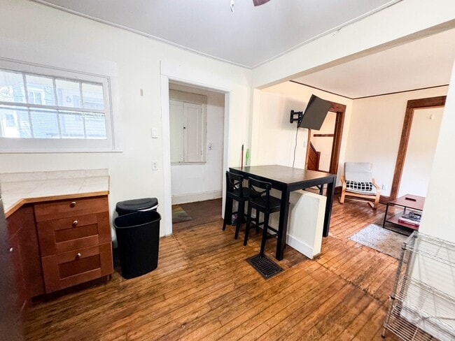 Building Photo - 128 Blair St