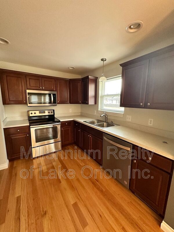 Building Photo - 2 Pleasant St