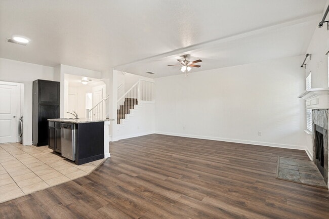 Building Photo - Modern 3BD Townhome Near DFW Airport & Major Highways