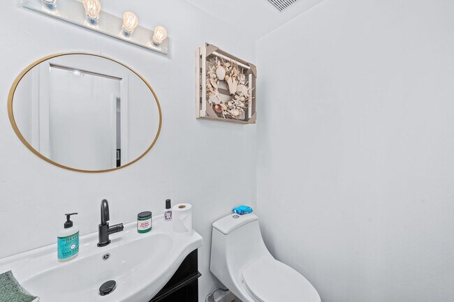 Building Photo - Recently Updated 2BA, 1.5BA Condo with Fen...