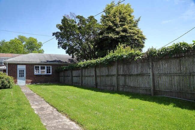 Building Photo - Adorable 5 Bed Single Family Home Near Uptown