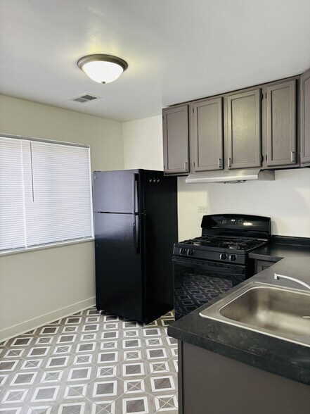 Building Photo - 5327 S 73rd Ave