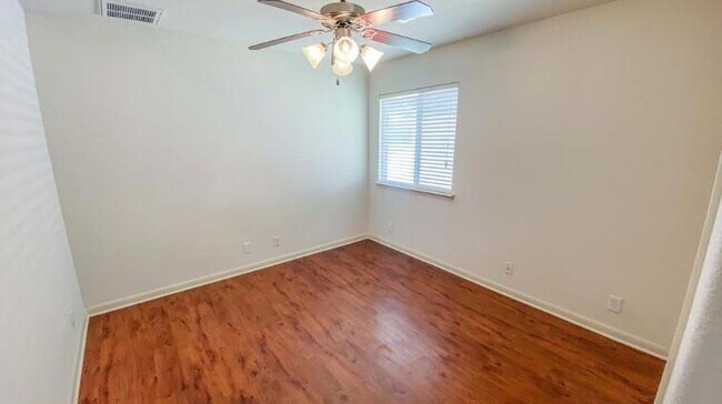Building Photo - 915 Alamo Plaza Dr