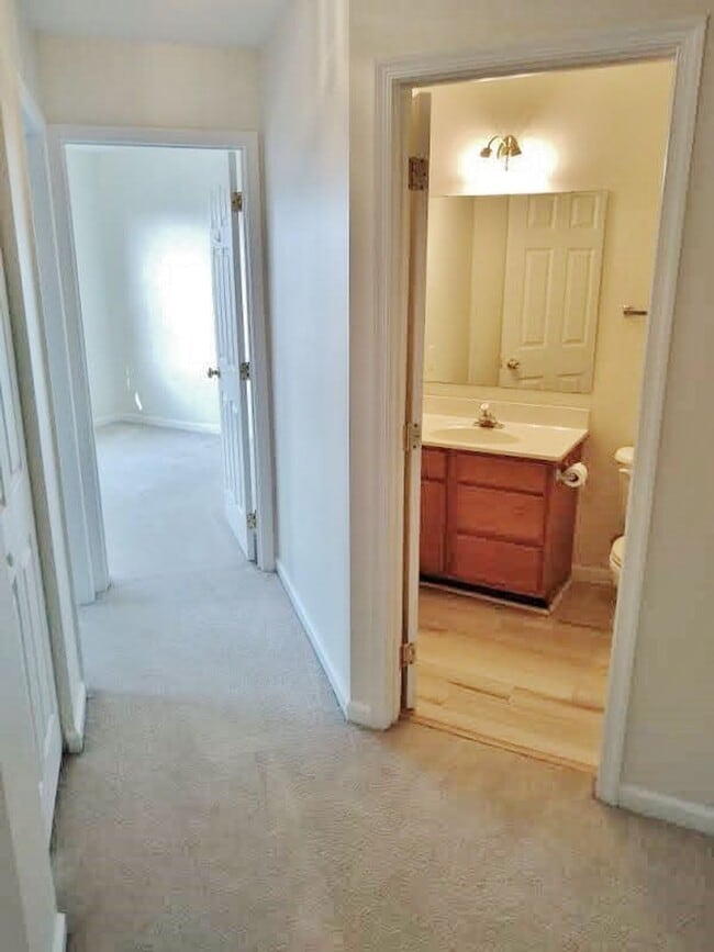 Building Photo - 3 Bed / 2 Bath Single Family Townhome