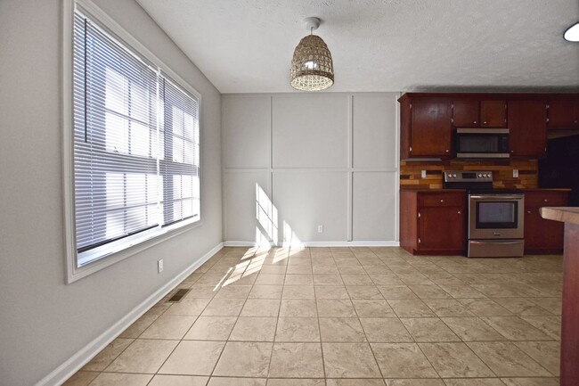 Building Photo - Pet Friendly Three Bedroom!