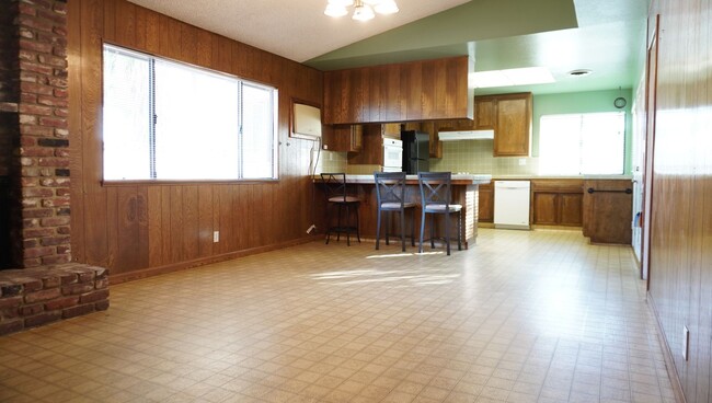 Building Photo - Single-Family Home in a Prime Location.