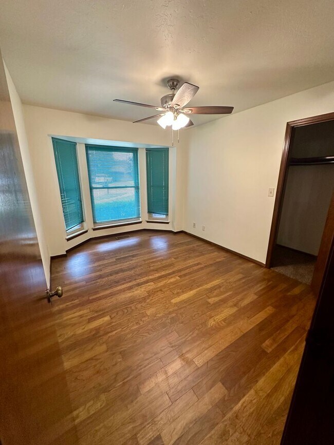 Building Photo - Immaculate major remodeled executive home ...