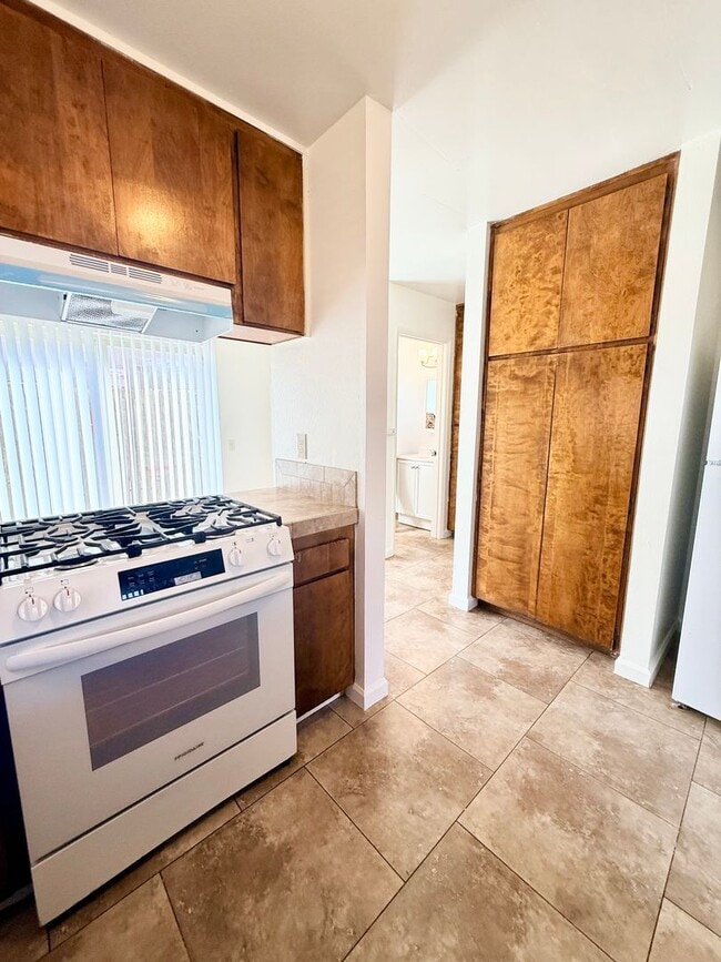 Building Photo - D728