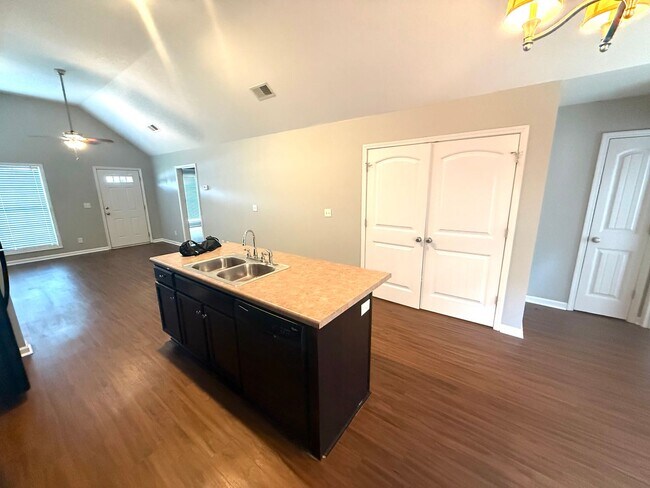Building Photo - ** 3 Bed 2 Bath located in Burbank Crossing ** Call 334-366-9198 to schedule a self tour