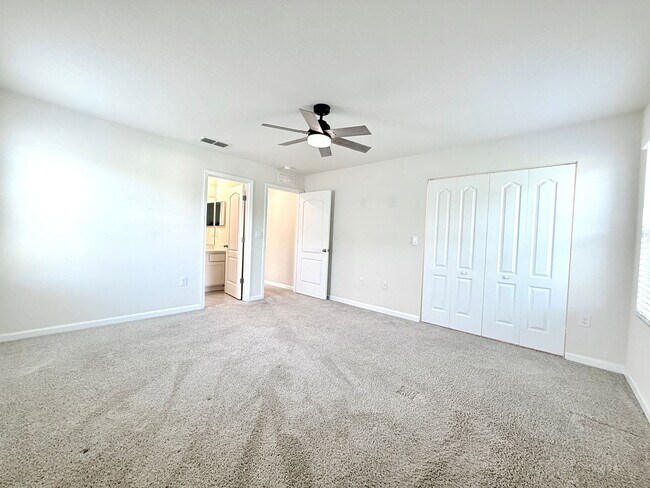 Building Photo - Newer Townhome in Ideal Location
