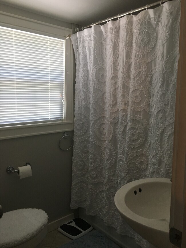 Building Photo - 123 Lloyd St