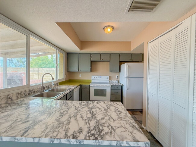 Building Photo - 2812 S Cottonwood Dr