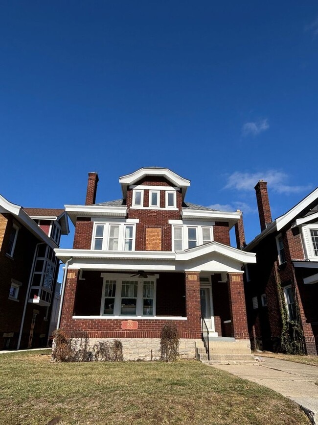 Building Photo - Newly Renovated 4 Bedroom Near Franklin Park- First month rent free