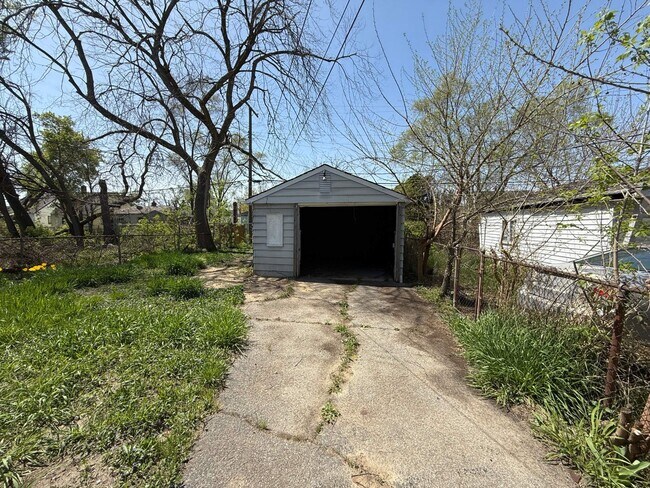 Building Photo - Fully Renovated 3-Bedroom Home – Move-In R...