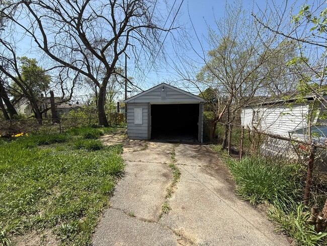 Building Photo - Renovated 3-Bedroom Home – We Welcome Sect...