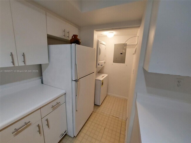 Building Photo - 2640 S University Dr