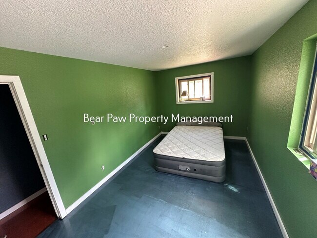 Building Photo - "Charming 3-Bedroom with 2 Full Baths in Scenic Bailey!"