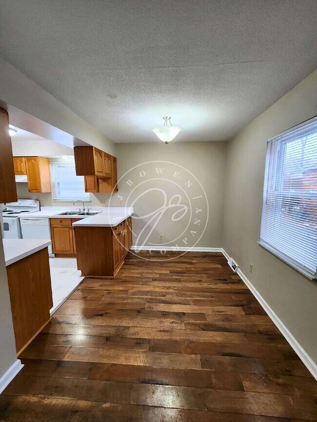 Building Photo - Sylvania Schools! Spacious 2-story, 3-bedroom, 2-bath home offering over 1,200 sq. ft. of living ...