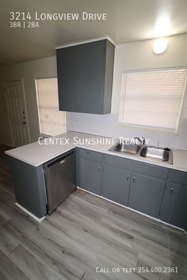 Building Photo - 3214 Longview Dr