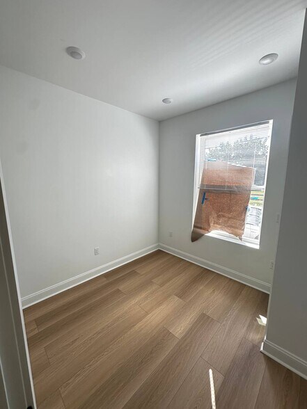 Building Photo - 1229 W Somerset St