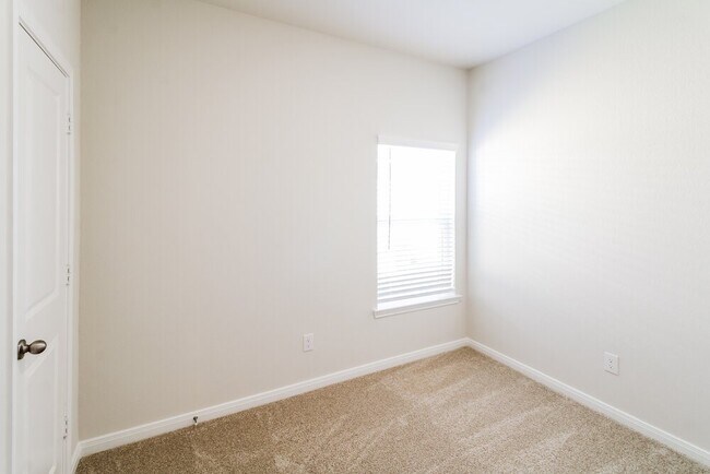 Building Photo - 405 Polly Grv Dr