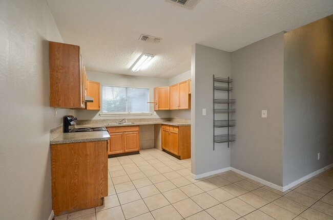 Building Photo - Property available in Old River Manor