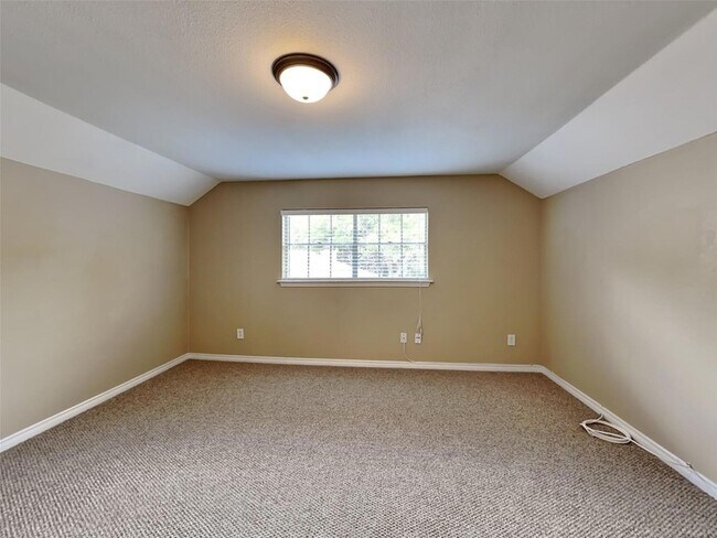 Building Photo - 2202 Briarwood Blvd
