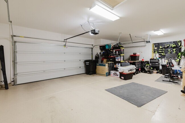 Building Photo - Spacious 3 Bedroom 2 Bath Home with 3-Car ...