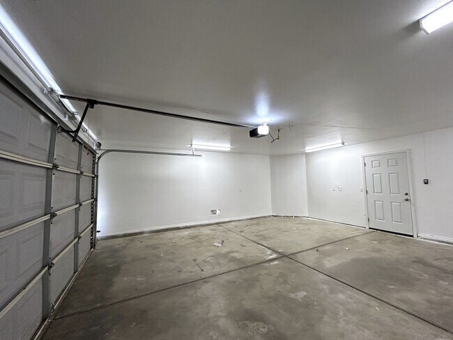Building Photo - AVAILABLE NOW!! 3 Bedroom 2 Bath Apartment...