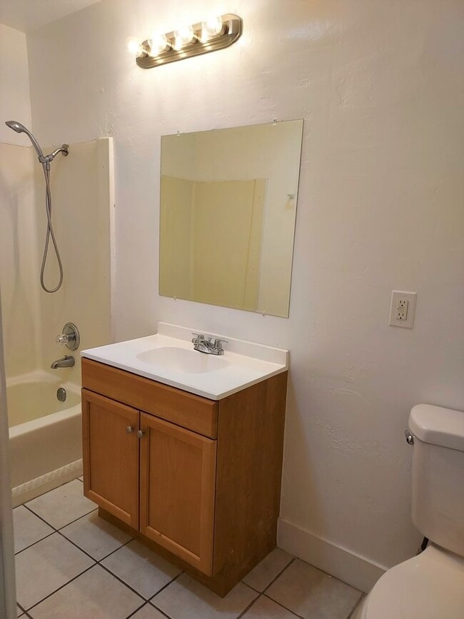 Building Photo - Spacious 4 Bedroom, 3 Bathroom Home with Driveway