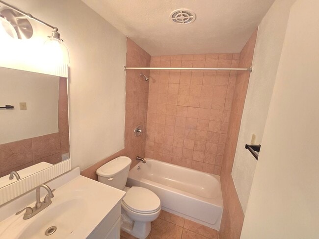 Building Photo - 2 Bed 1 Bath apartment