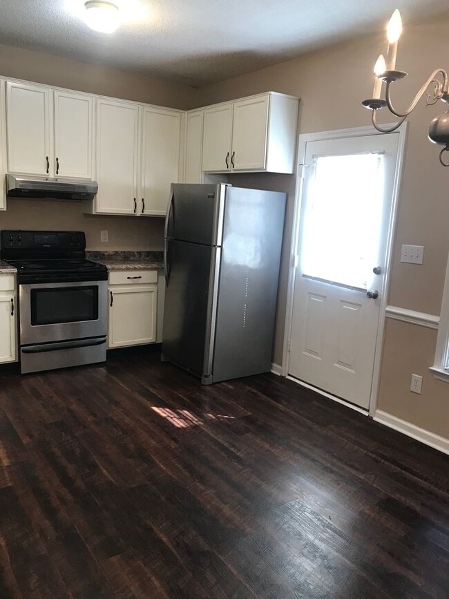 Building Photo - Nice 2 bedroom 2.5 bath town home in quiet neighborhood in town