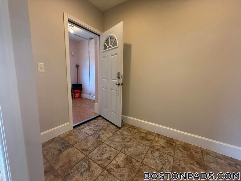 Building Photo - 44 Fenton St