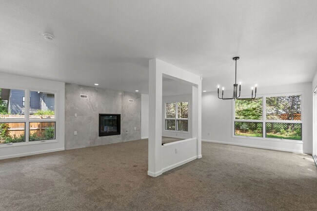 Building Photo - 4 Bedroom, 2.5 Bathroom in Lakeside Terrac...