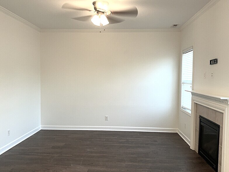 Building Photo - 10 Thornbury Dr