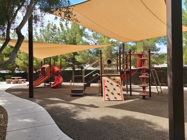 Building Photo - Fully Furnished 3 Bedrooms 2 Car Garage with Community Pool & Spa