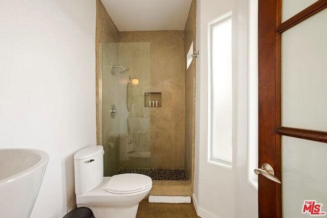 Building Photo - 8435 Franklin Ave