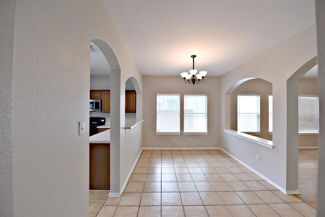 Building Photo - 2106 Charlotte Estates Dr
